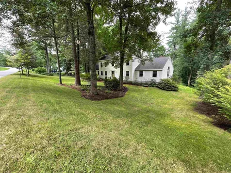 7 Wallace Circle Londonderry NH 03053