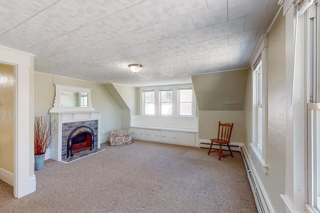 31 Academy Square Laconia NH 03246