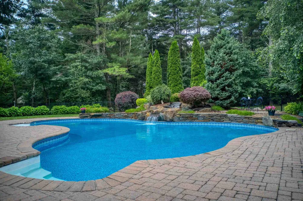 46 Buckingham Drive Londonderry NH 03053