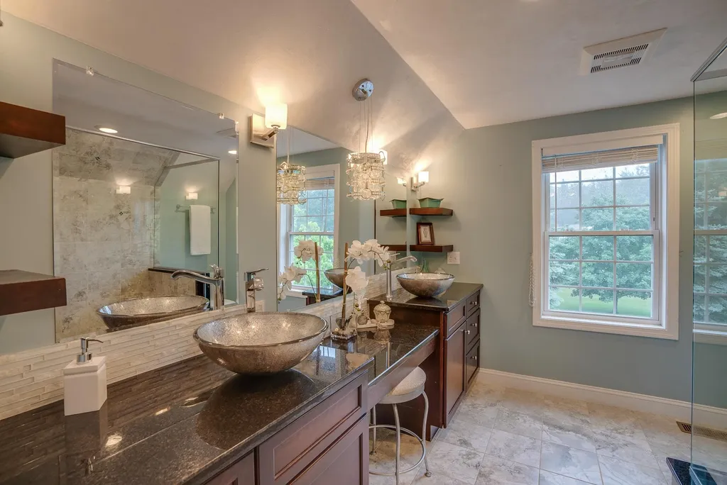 46 Buckingham Drive Londonderry NH 03053