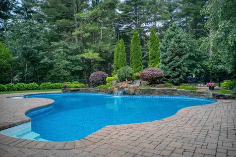 46 Buckingham Drive Londonderry NH 03053