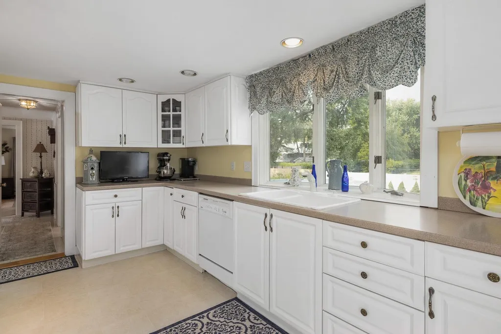 617 Woodbury Avenue Portsmouth NH 03801