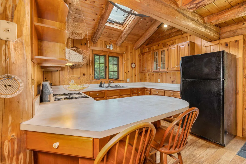 47 Grout Road Hartland VT 05048
