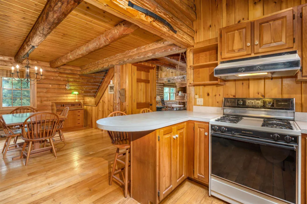 47 Grout Road Hartland VT 05048