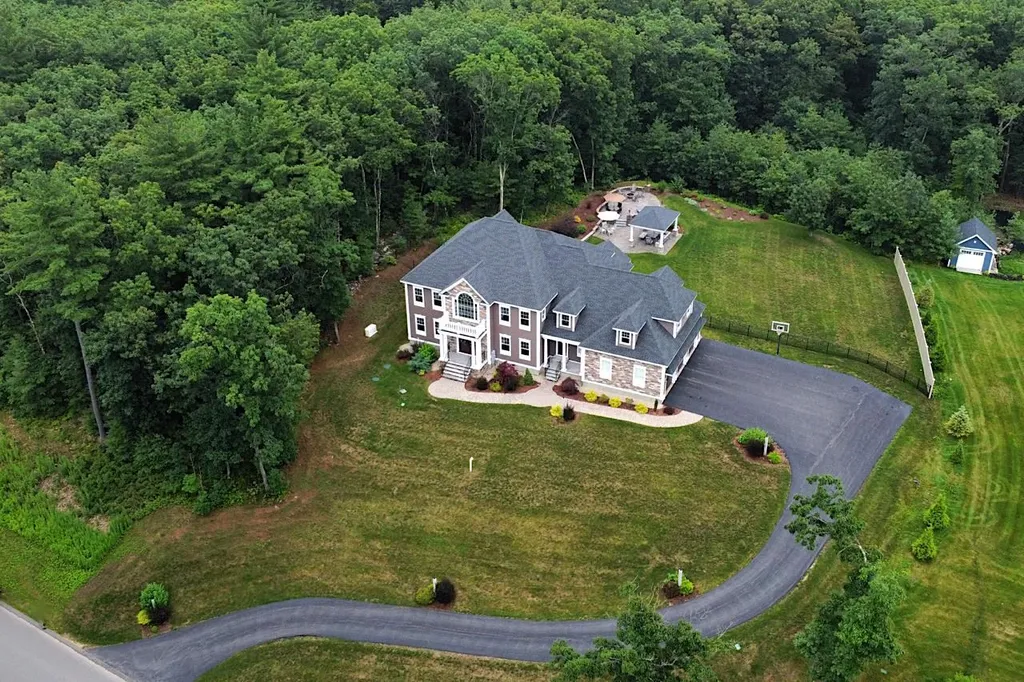 34 London Bridge Road Windham NH 03087