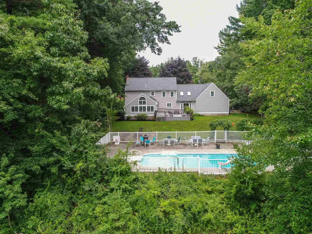 5 Fiddlers Ridge Road Londonderry NH 03053