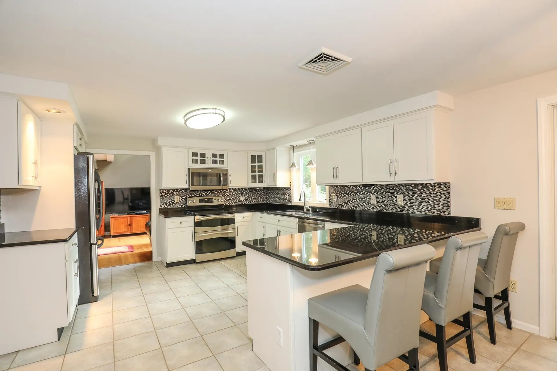 5 Fiddlers Ridge Road Londonderry NH 03053