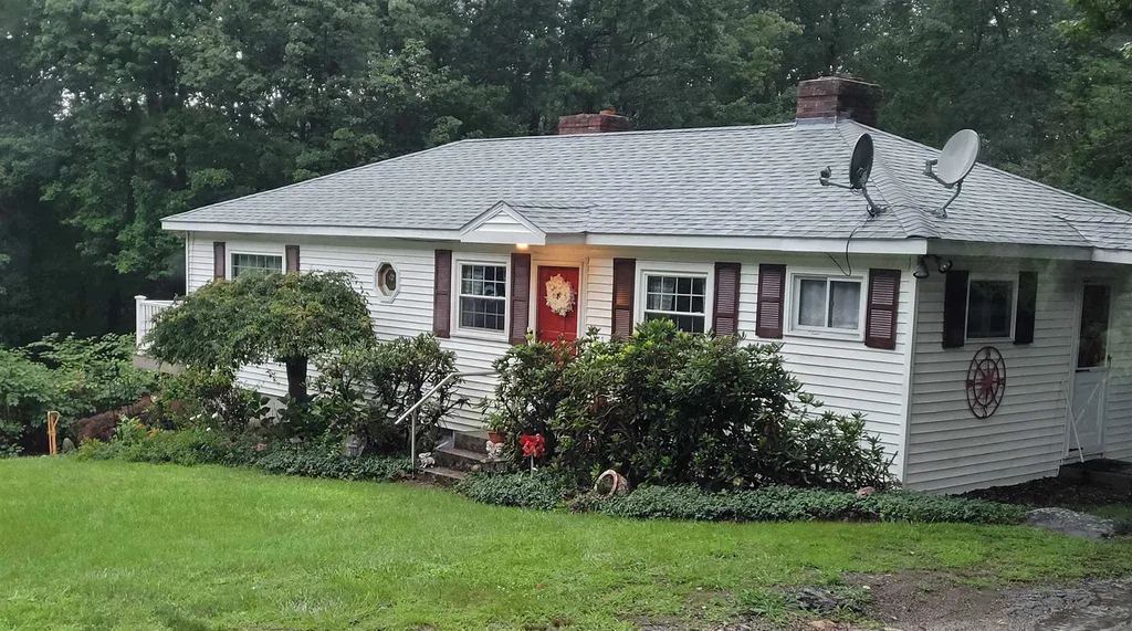 9 Island Road Raymond NH 03077