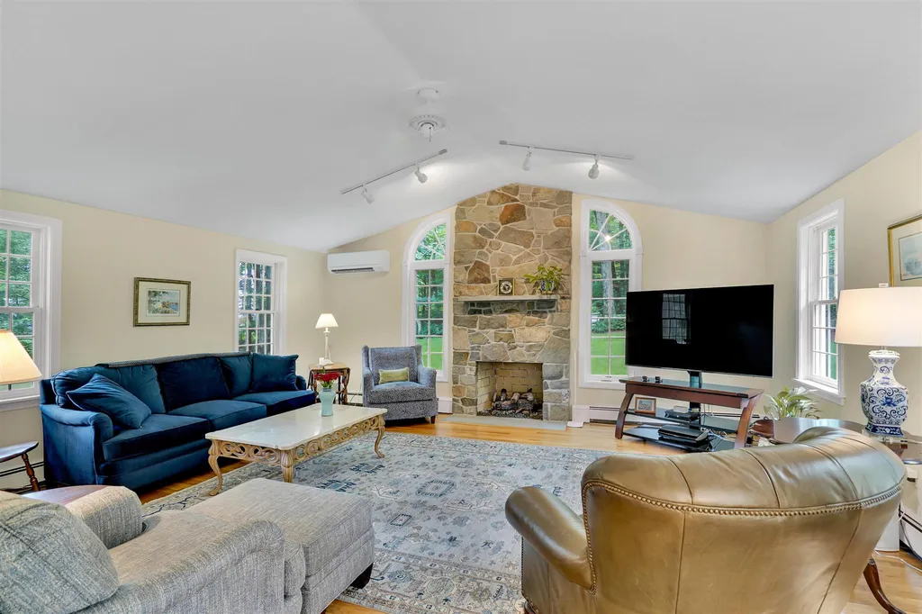 19 Autumn Street Windham NH 03087