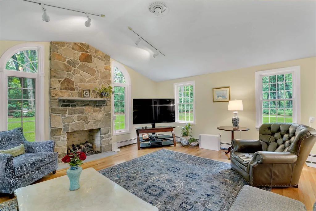 19 Autumn Street Windham NH 03087