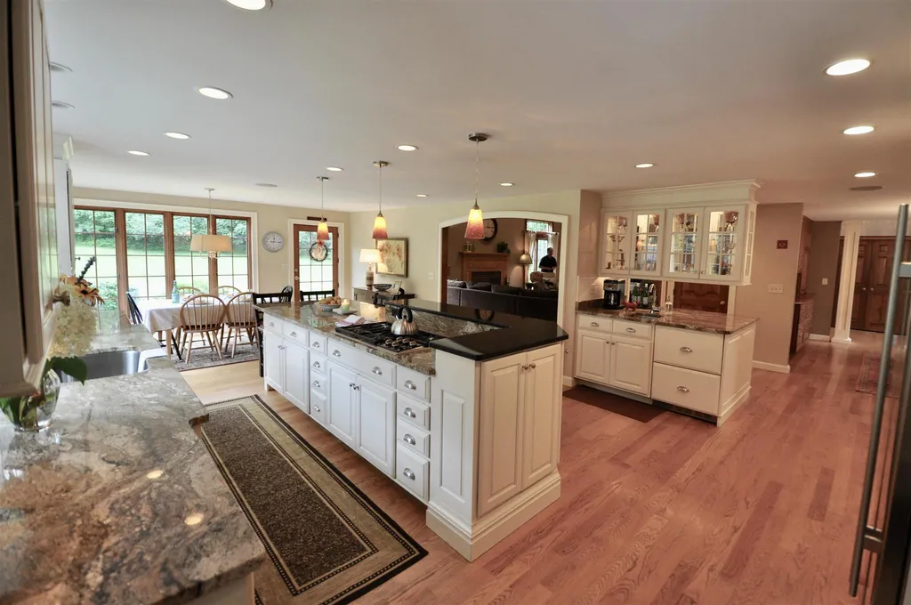 33 N Pepperell Road Hollis NH 03049