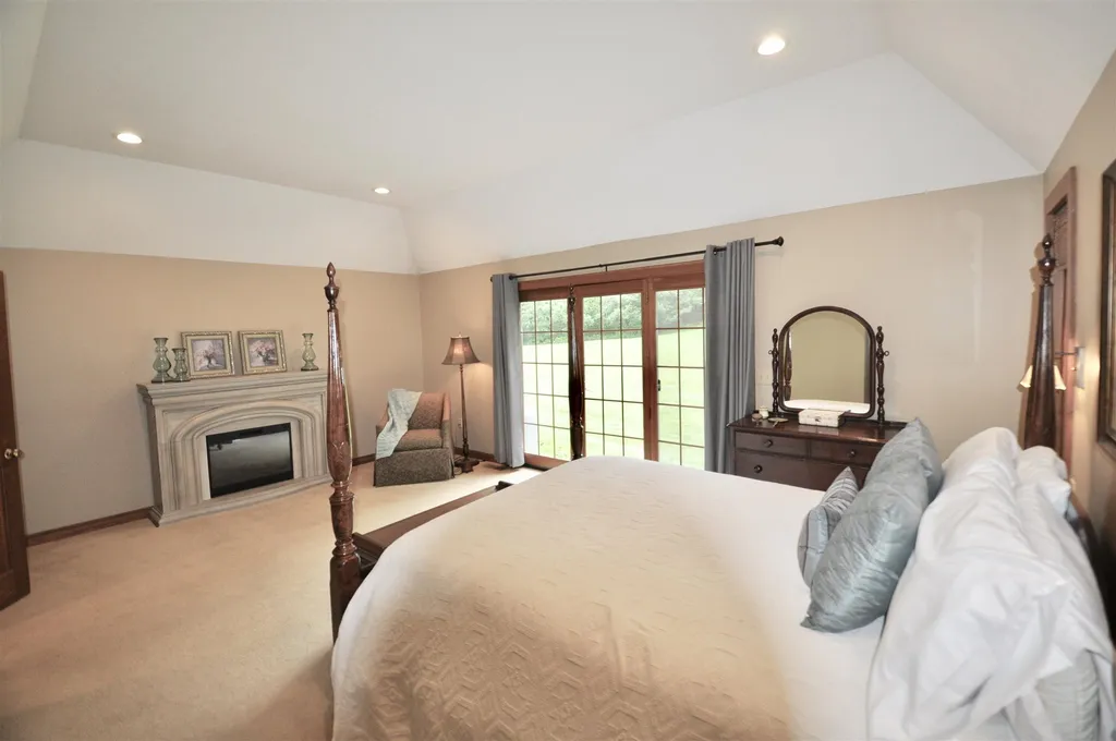 33 N Pepperell Road Hollis NH 03049