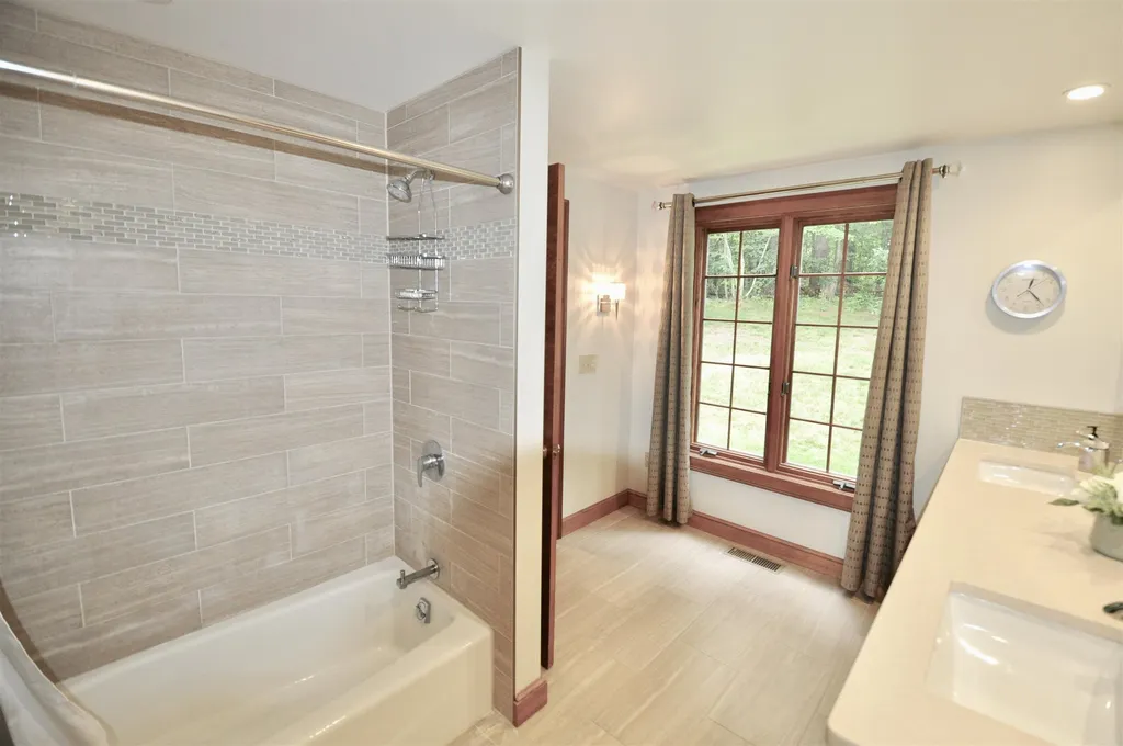 33 N Pepperell Road Hollis NH 03049