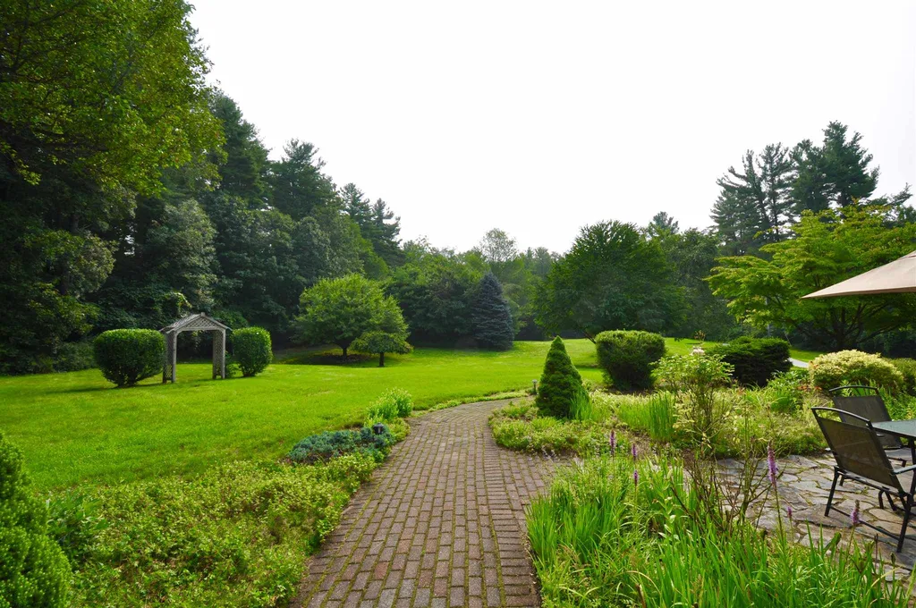33 N Pepperell Road Hollis NH 03049