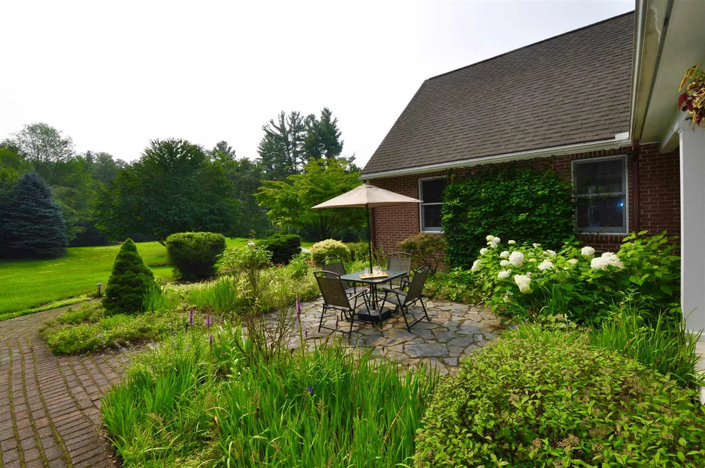 33 N Pepperell Road Hollis NH 03049