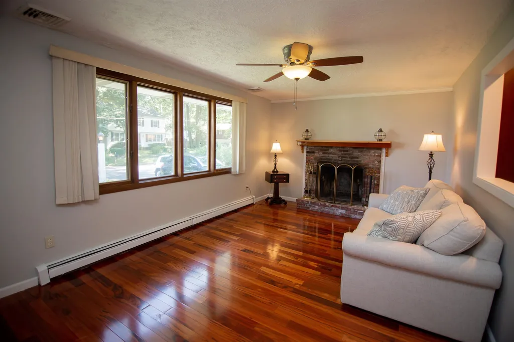 13 Emerson Road Nashua NH 03062