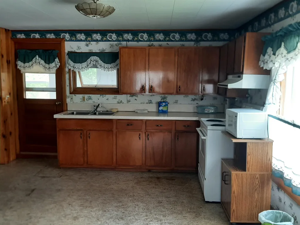 78 Pleasant Street Colebrook NH 03576