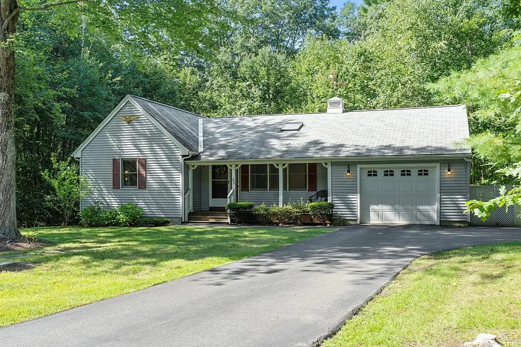 49 Giordani Lane Sandown NH 03873