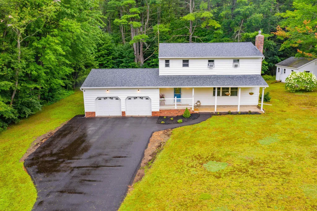 20 Oakwood Lane Essex VT 05452