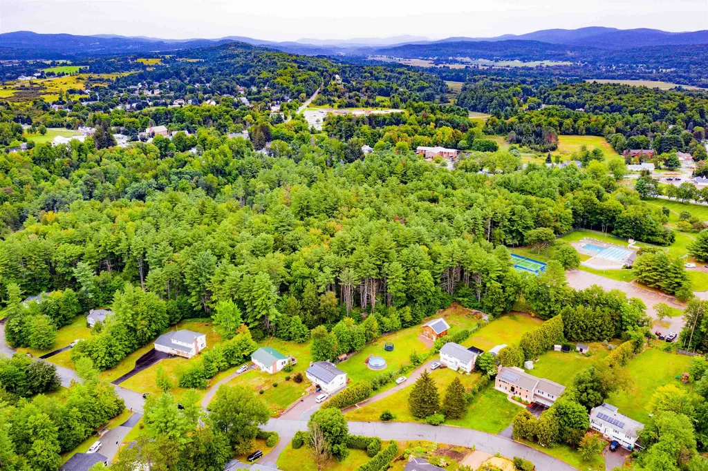 20 Oakwood Lane Essex VT 05452
