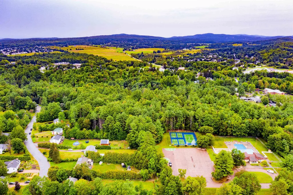 20 Oakwood Lane Essex VT 05452