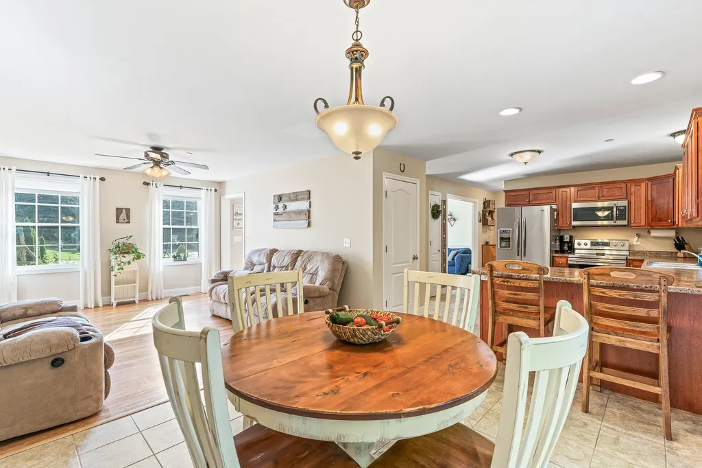 12 Lincoln Lane Chester NH 03036