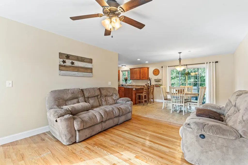 12 Lincoln Lane Chester NH 03036