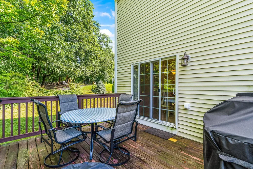 12 Lincoln Lane Chester NH 03036