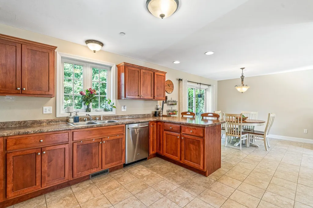 12 Lincoln Lane Chester NH 03036