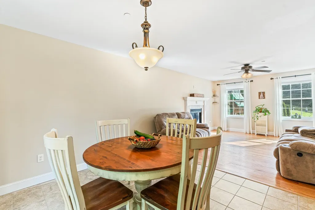 12 Lincoln Lane Chester NH 03036