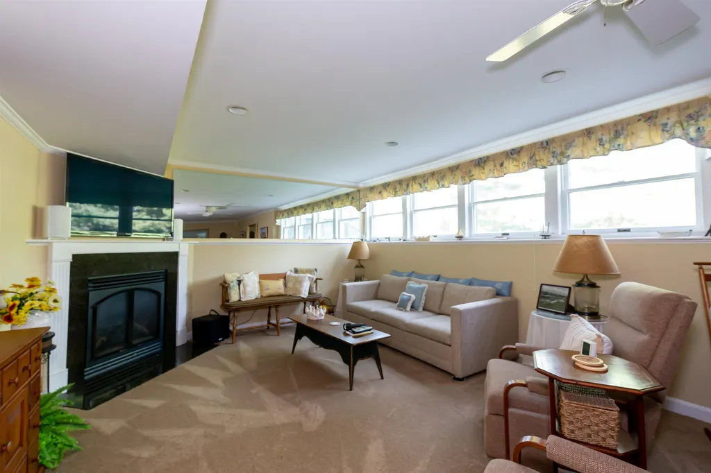62 Hawthorne Village Road Nashua NH 03062