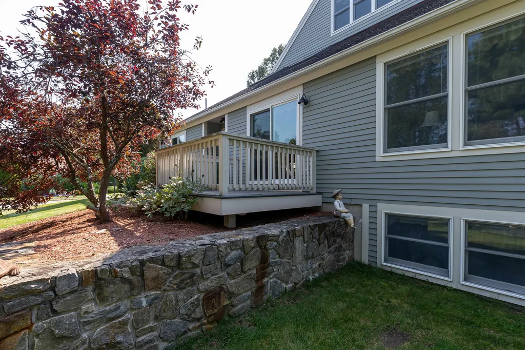 62 Hawthorne Village Road Nashua NH 03062