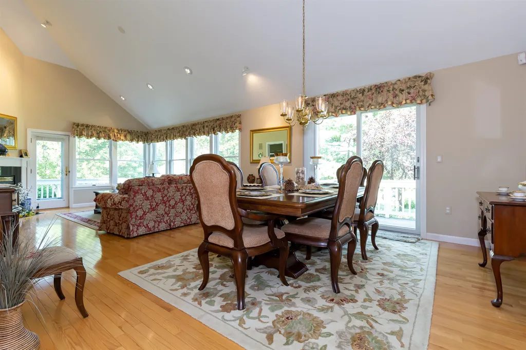 62 Hawthorne Village Road Nashua NH 03062