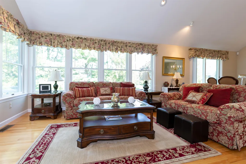 62 Hawthorne Village Road Nashua NH 03062