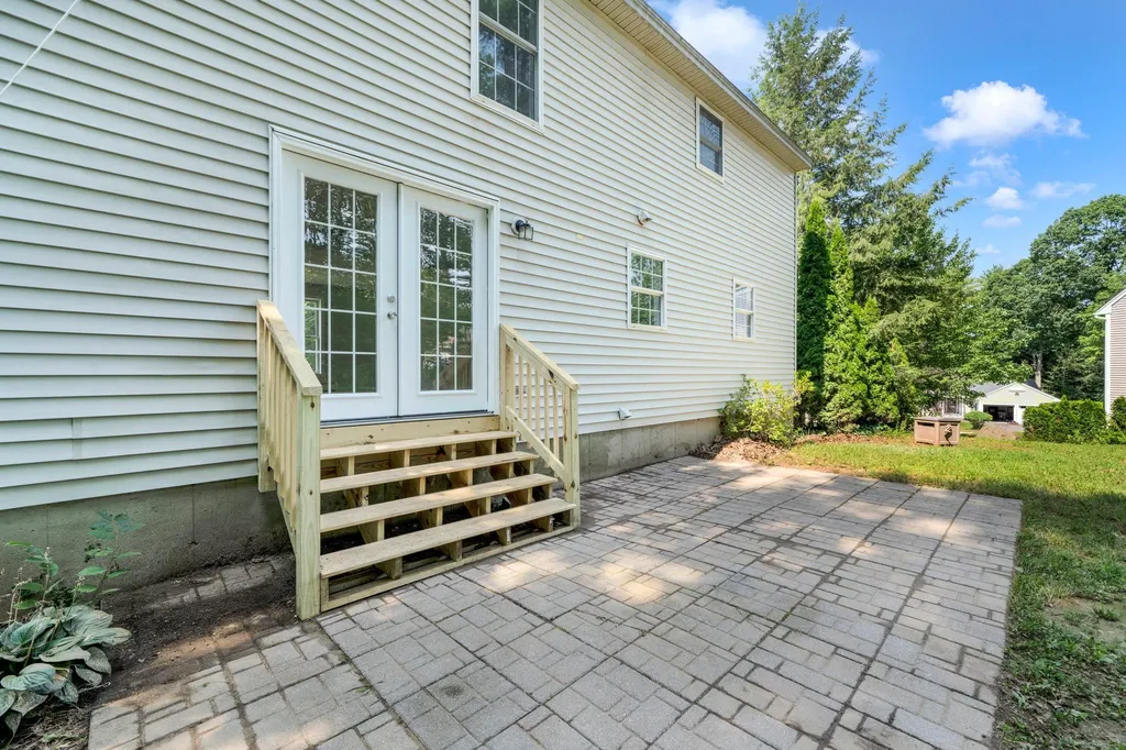 15 Lamprey Village Drive Epping NH 03042