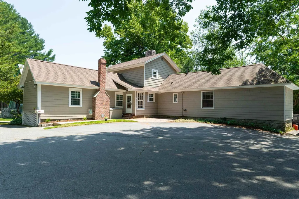 17 Stillwater Circle Salem NH 03079