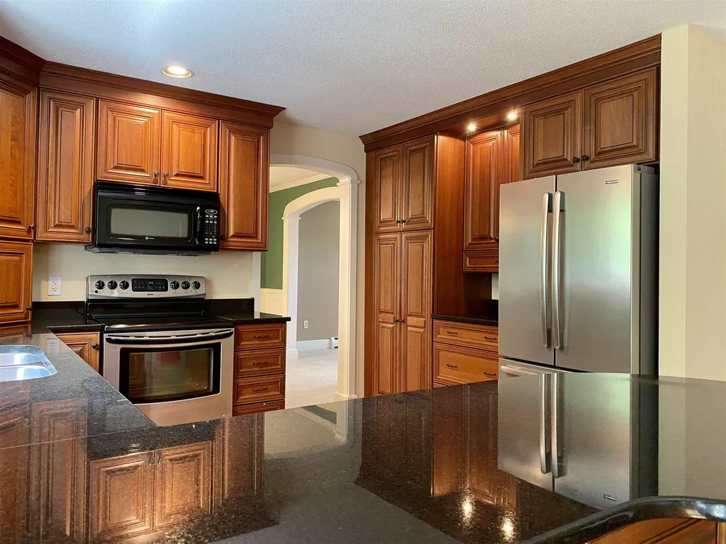 72 Longview Lane Hartford VT 05059