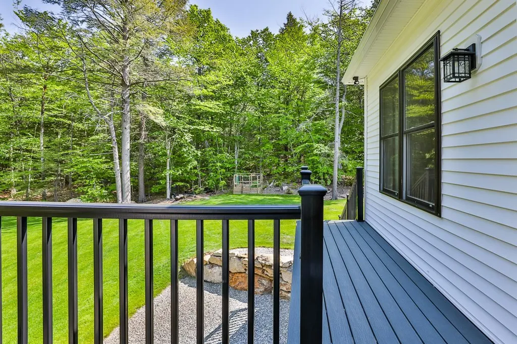 8 Dutton Circle Mont Vernon NH 03057