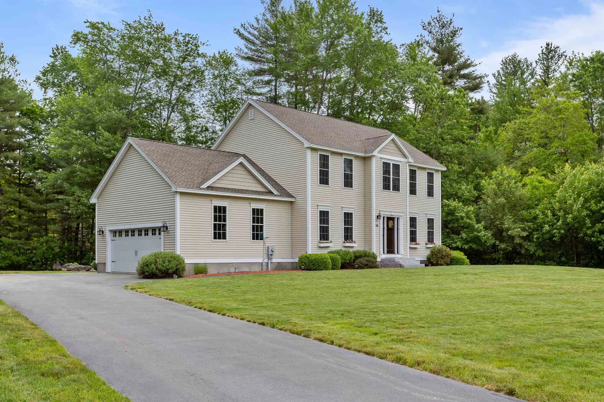 24 Tanager Way Londonderry NH 03053