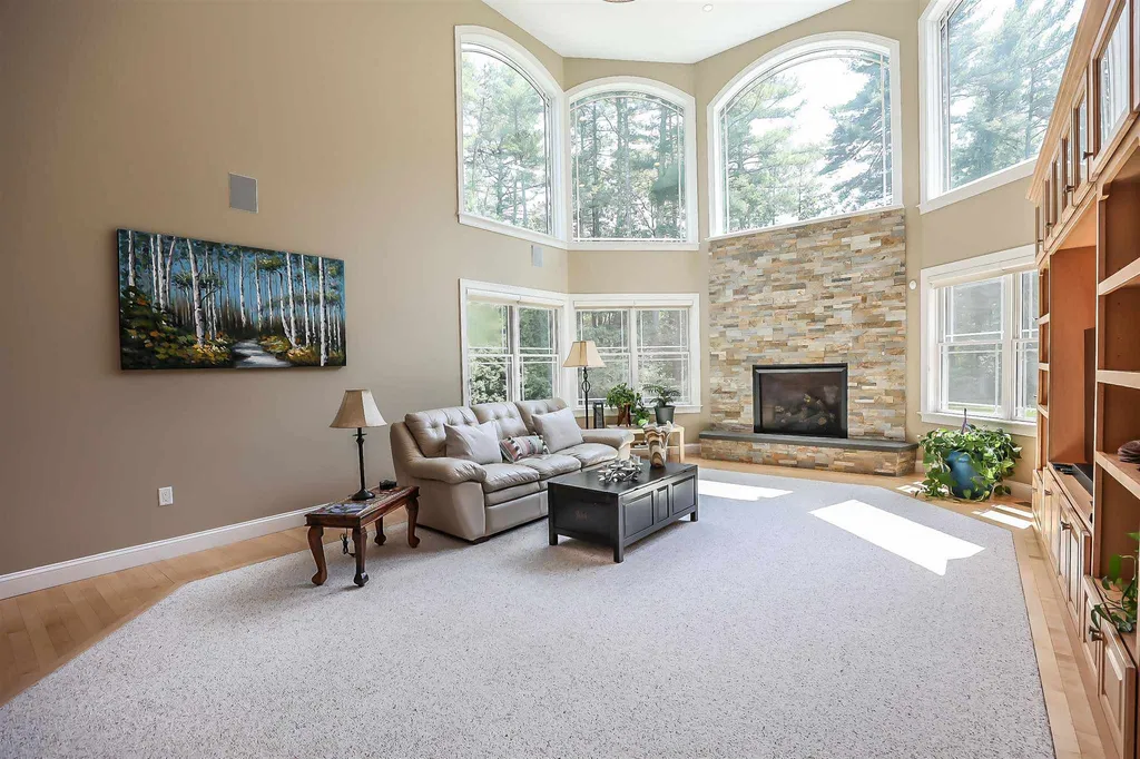 12 Crestwood Lane Nashua NH 03062
