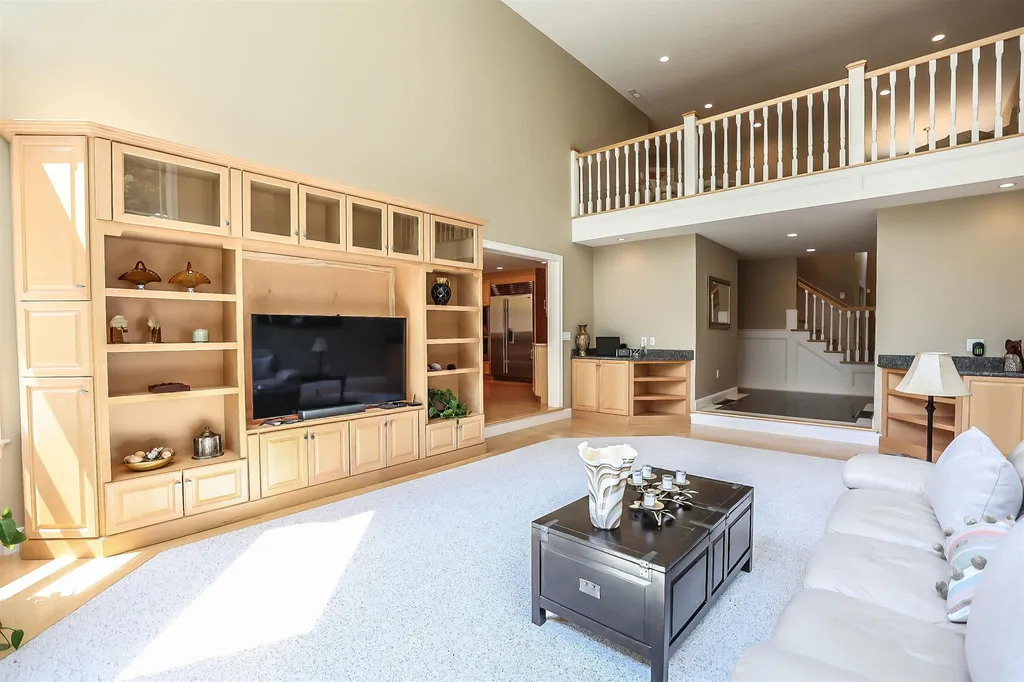 12 Crestwood Lane Nashua NH 03062