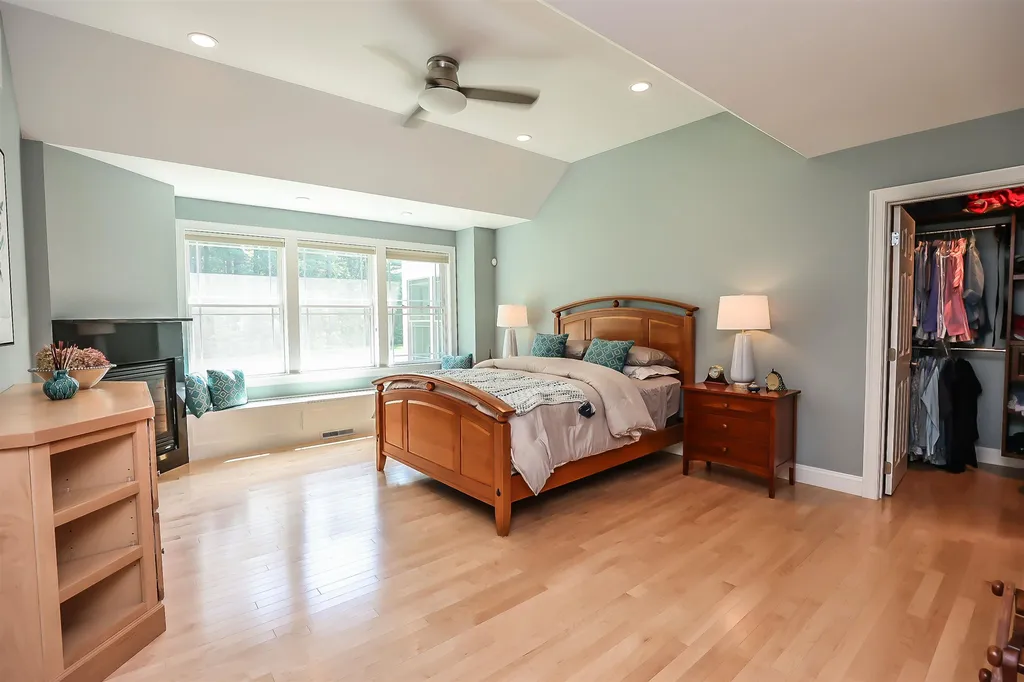 12 Crestwood Lane Nashua NH 03062