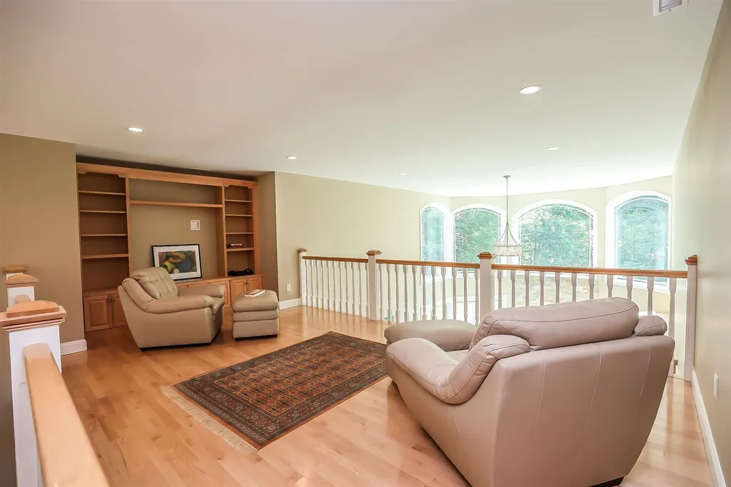 12 Crestwood Lane Nashua NH 03062
