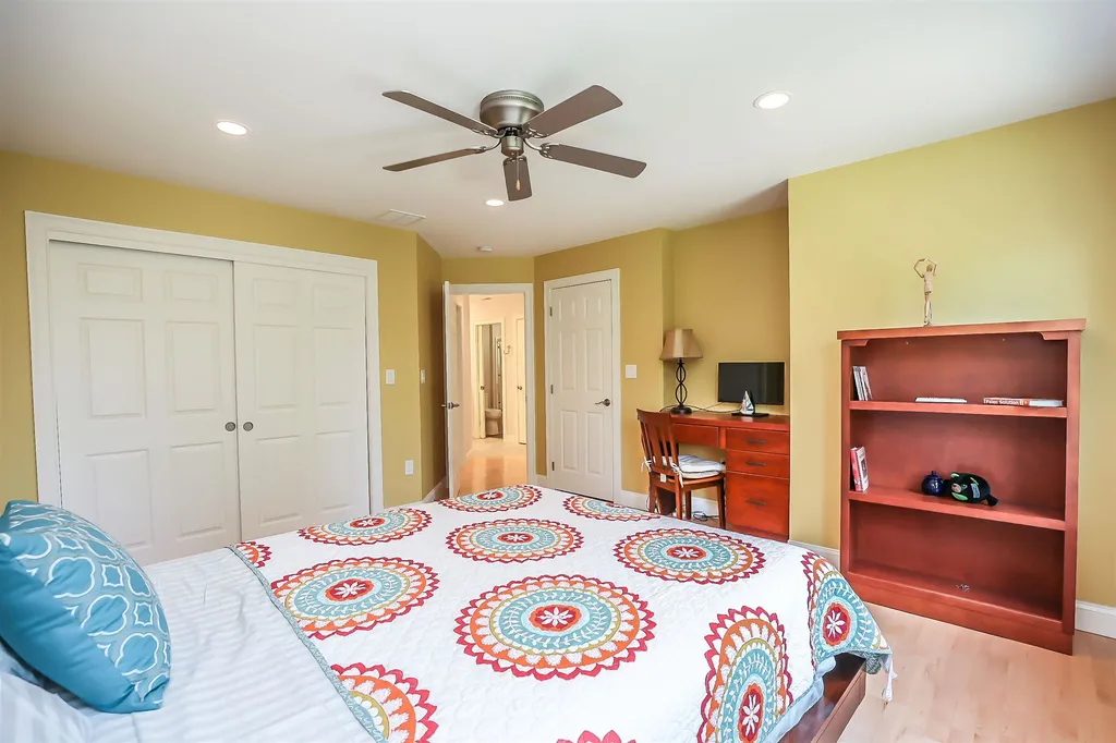 12 Crestwood Lane Nashua NH 03062