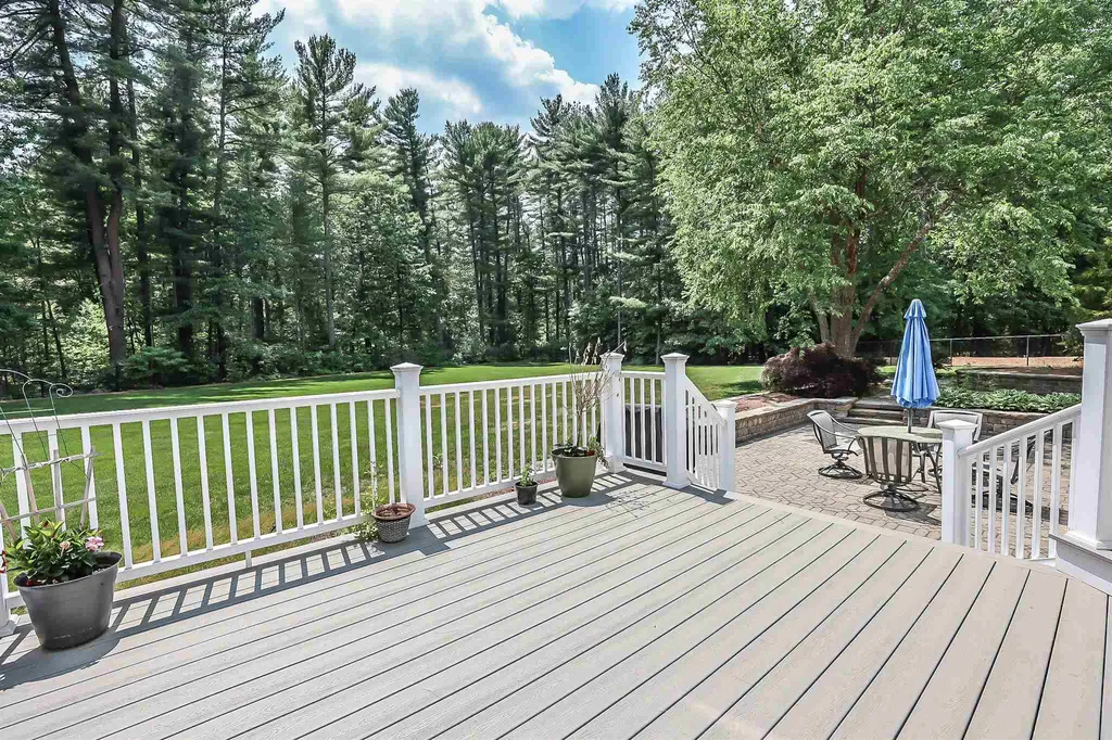 12 Crestwood Lane Nashua NH 03062