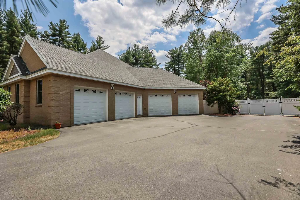 12 Crestwood Lane Nashua NH 03062
