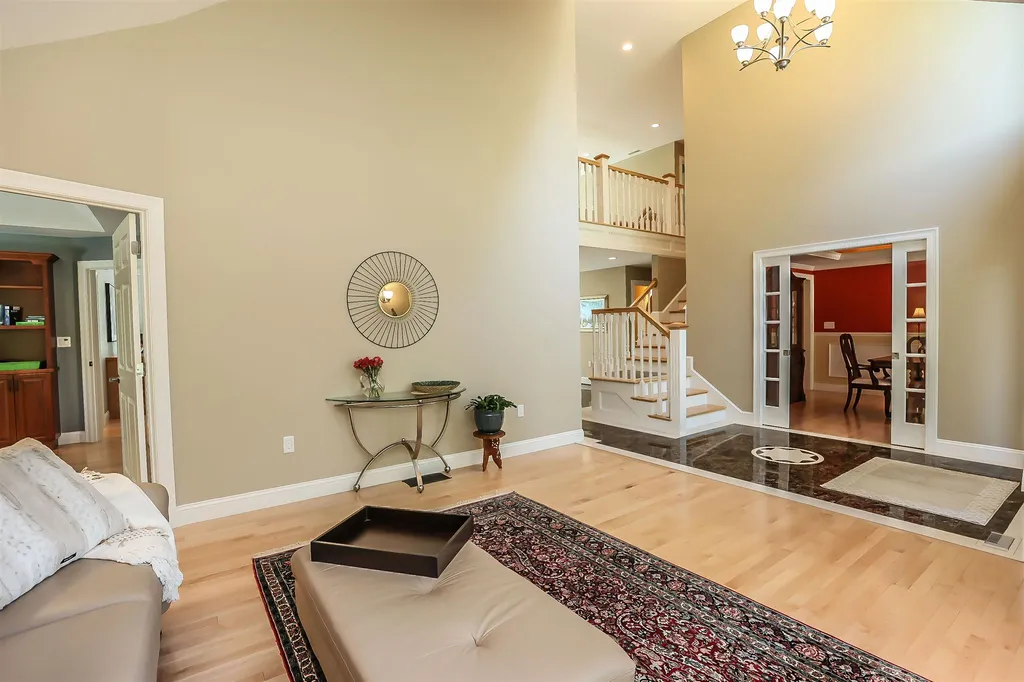 12 Crestwood Lane Nashua NH 03062