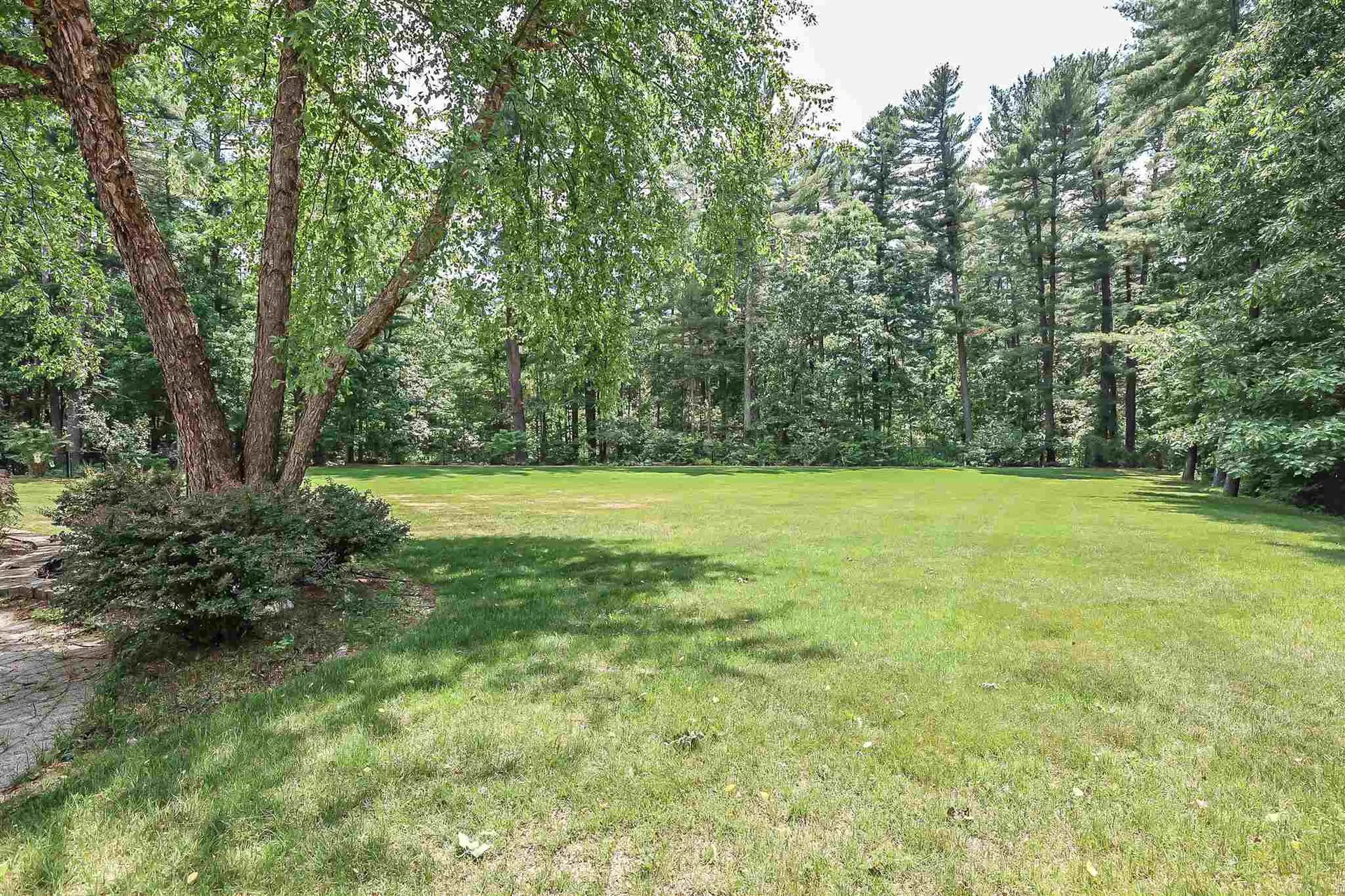 12 Crestwood Lane Nashua NH 03062
