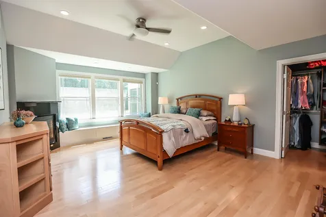 12 Crestwood Lane Nashua NH 03062