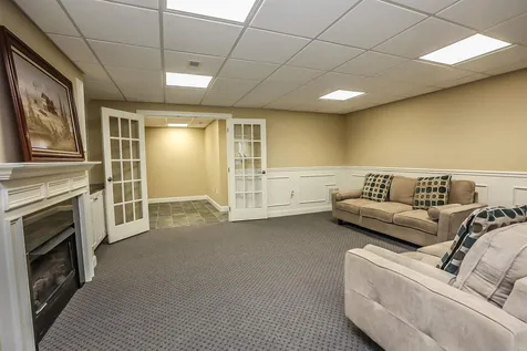 12 Crestwood Lane Nashua NH 03062